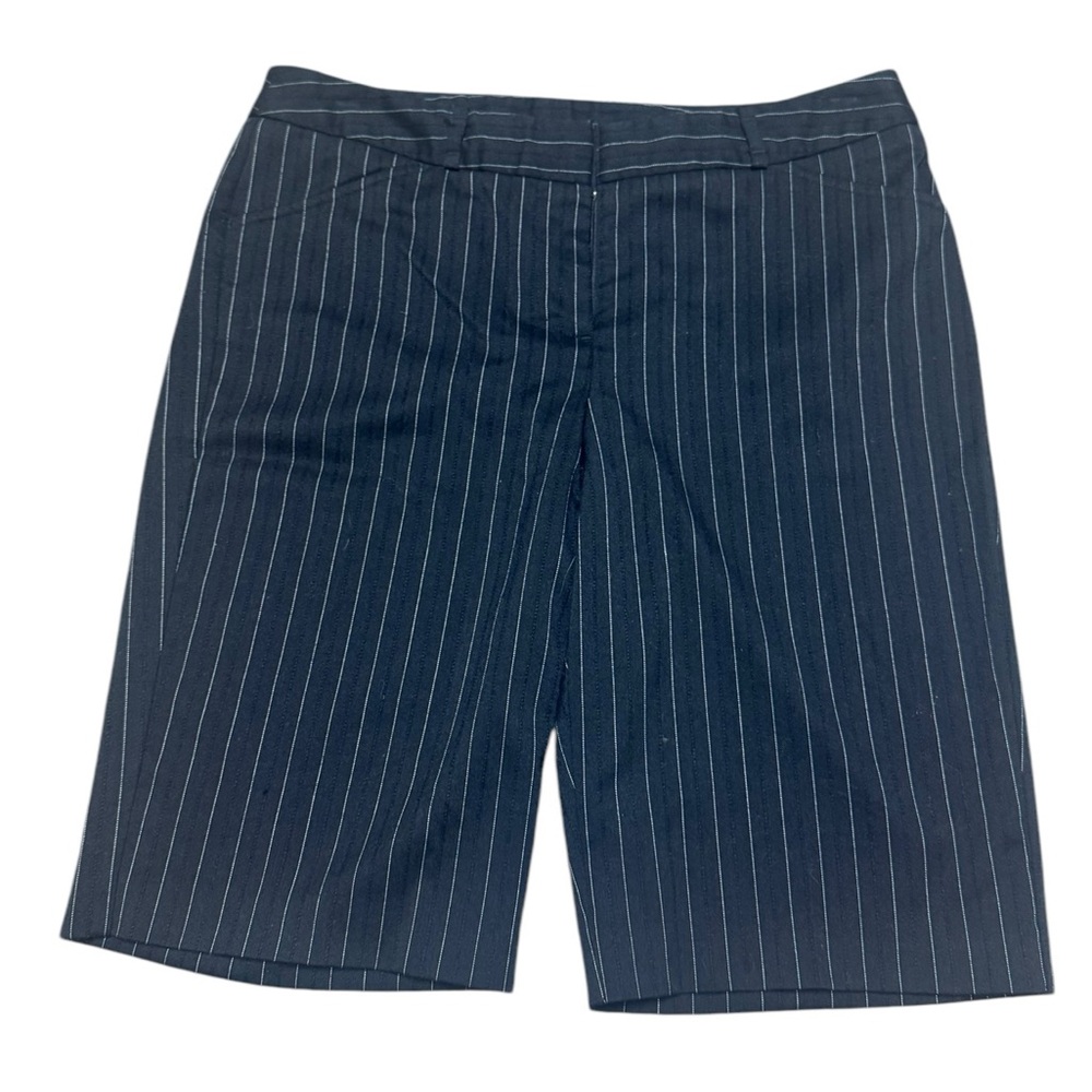 Worthington petit stretch women’s size 10 P black with gray stripes shorts.